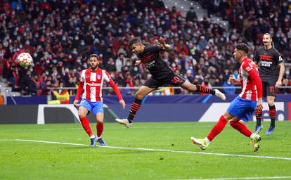 Junior Messias anota el 0-1 en el Wanda ante la mirada de Lodi, Giménez e Ibrahimovic.