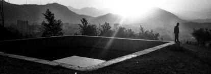 Un hombre camina cerca de una piscina, donde muchos kabulíes acuden a ver las vistas de la ciudad.