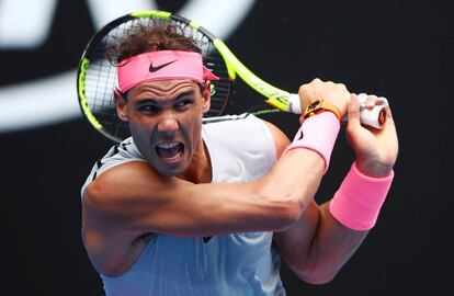 Nadal devuelve de revés durante el partido contra Schwartzman, hoy en Melbourne.