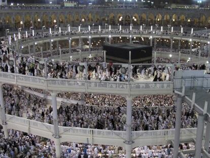 Peregrinos musulmanes rezan en torno a la Kaaba en la Gran Mezquita, durante la peregrinaci&oacute;n anual