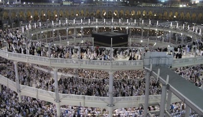 Peregrinos muçulmanos rezam em torno da Caaba na Grande Mesquita.