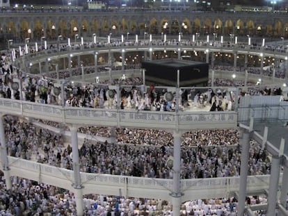 Peregrinos muçulmanos rezam em torno da Caaba na Grande Mesquita.