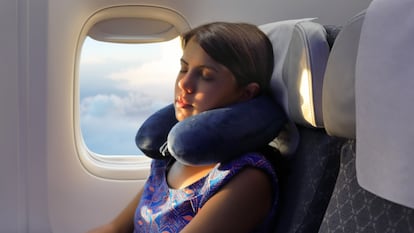 Artículo de EL PAÍS Escaparate en la que se destaca las ventajas de uso de una almohada de viaje para rellenar con ropa