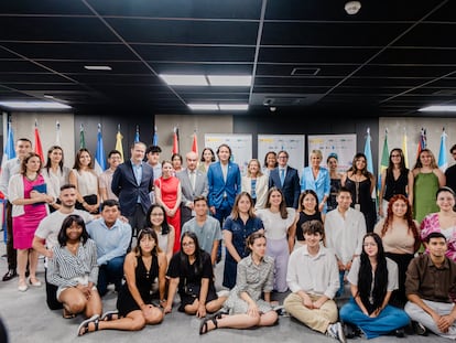 Jóvenes participantes en el encuentro 'Juventud y digitalización', junto a los organizadores y funcionarios del Gobierno español, en una imagen difundida en redes sociales.