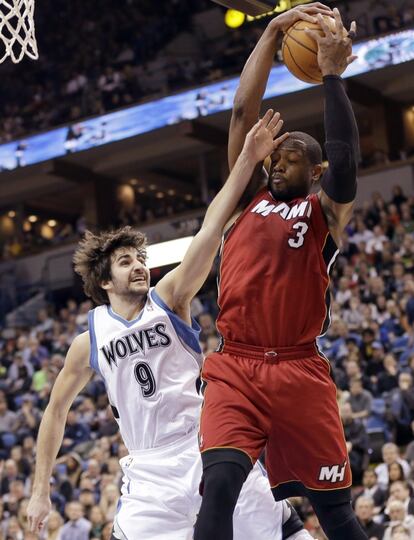 Ricky Rubio trata de frenar el avance de Dwyane Wade.