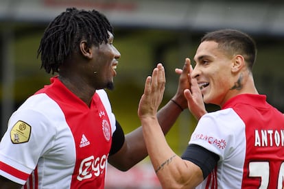 Traore celebra con Antony uno de los goles del Ajax contra el Venlo este sábado