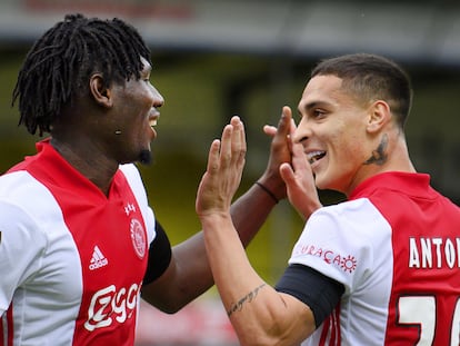 Traore celebra con Antony uno de los goles del Ajax contra el Venlo este sábado