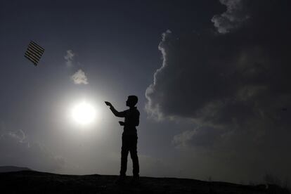 Un chico vuela una cometa en la colina de Nadir Khan en Kabul (Afganistán).