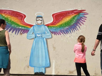 Una familia contempla un mural de la artista Rachel List que rinde homenaje al personal sanitario del Sistema Nacional de Salud británico, en Pontefract, Inglaterra. 