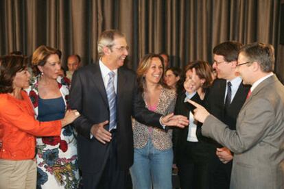 De izquierda a derecha: Carmen Calvo, Magdalena Álvarez, Emilio Pérez Touriño, Trinidad Jiménez, Elena Espinosa, Jordi Sevilla y José Blanco, en el Círculo de Bellas Artes de Madrid.