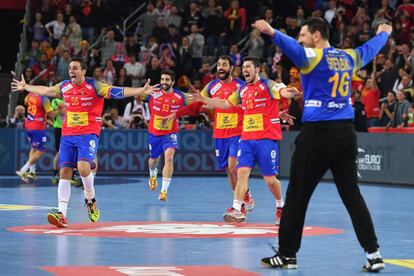 La selección española celebra la victoria contra Suecia en la final del Campeonato Europeo de Balonmano.