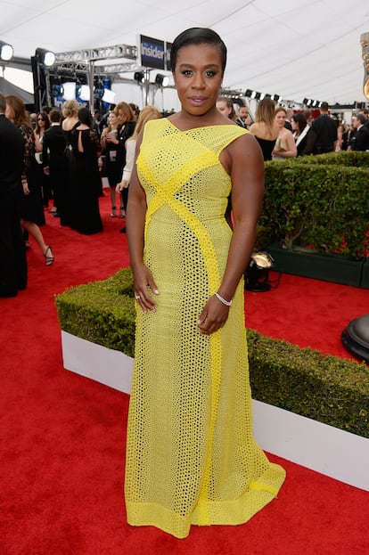 Uzo Aduba, de Orange is the New Black, con diseño amarillo de Angel Sanchez.