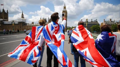 Varias personas caminan sobre el puente de Westminster en junio de 2016.