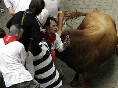 Un toro empitonó a varios mozos en la entrada del callejón.