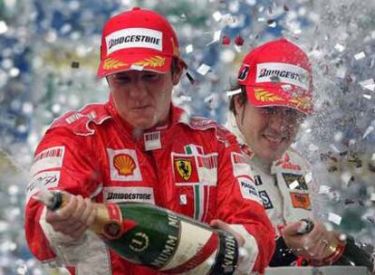 El finlandés Kimi Raikkonen celebra en el podio junto a Fernando Alonso su triunfo en Brasil y el título mundial que ha conquistado.