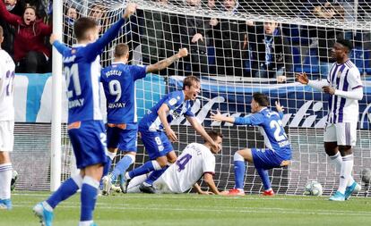 Tomás Pina celebra el 2-0 con Ximo Navarro.