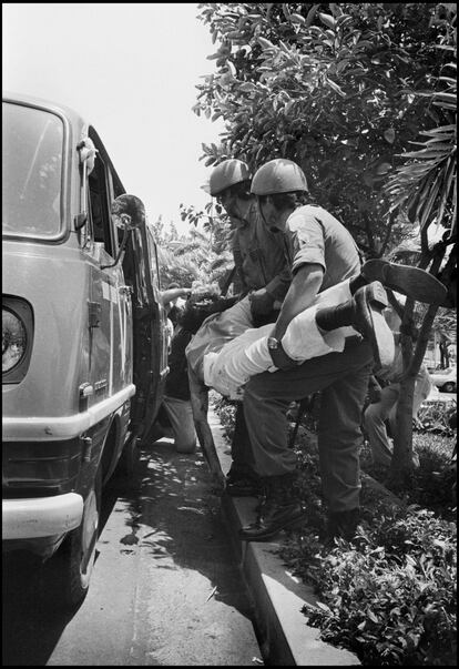 “Se siente raro cuando sientes que te pueden matar”, afirma Valtierra, quien recuerda que en varias ocasiones estuvo en riesgo durante la cobertura de la revolución sandinista. Su libro, que califica como una "crónica fotográfica", lo edita Grijalbo y fue presentado el jueves en la Ciudad de México.