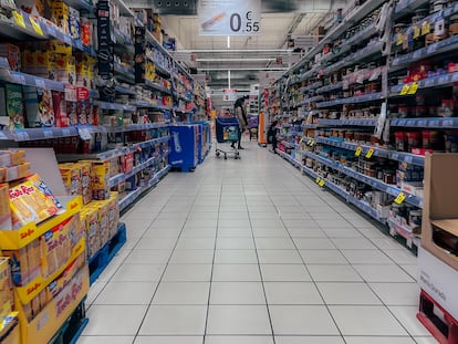 Varios clientes hacen la compra en un supermercado de Santiago, este viernes.