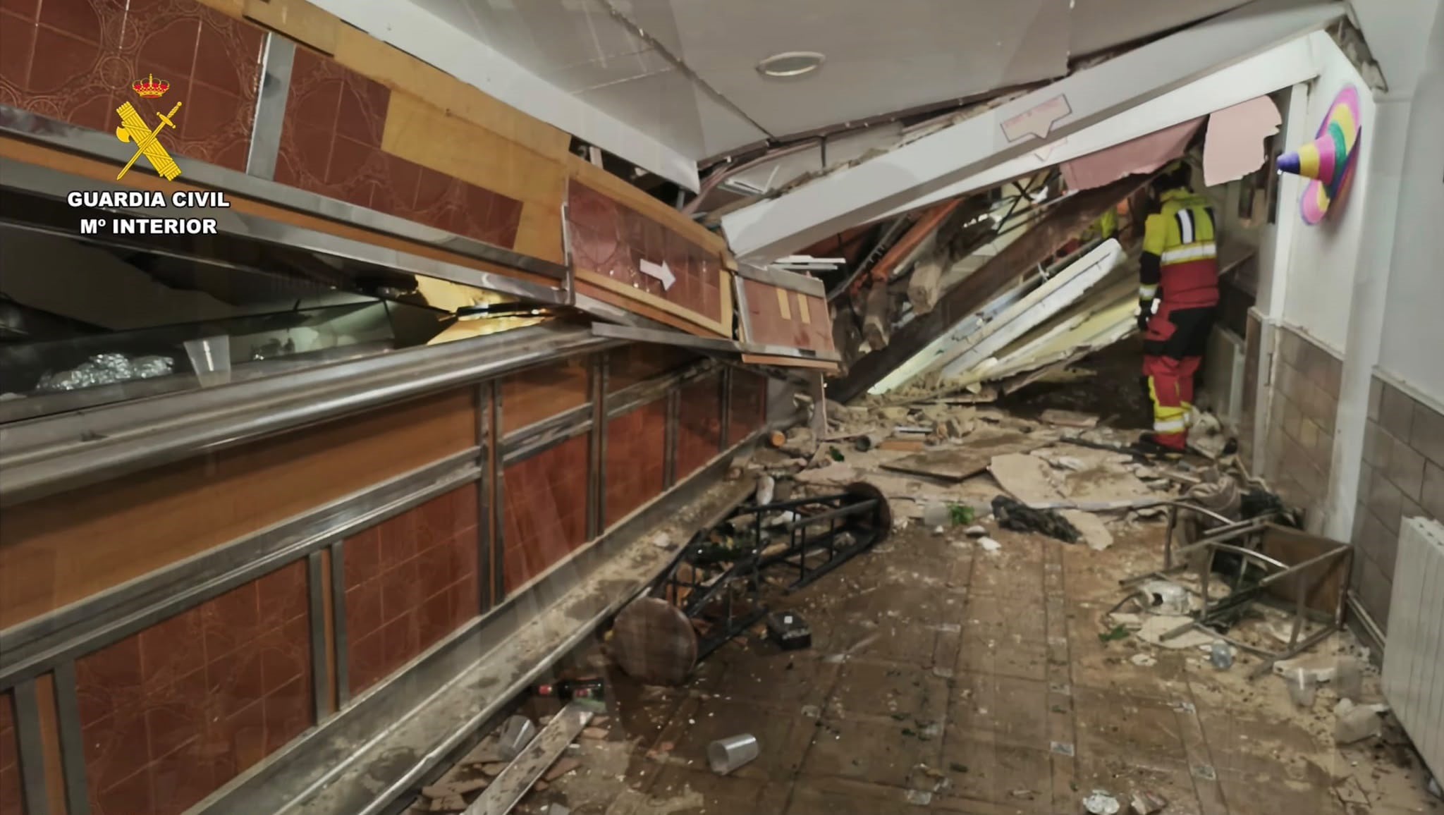 The collapse of a bar roof in a village in La Rioja causes 11 people to be injured