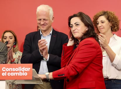 La candidata socialista a la reelección a la Presidencia de La Rioja, Concha Andreu (segunda por la derecha), comparece en la sede del PSOE riojano para analizar los resultados electorales, acompañada por el candidato socialista a la alcaldía de Logroño, Pablo Hermoso de Mendoza.
