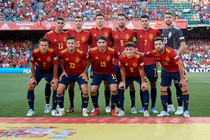 El equipo de España posa antes de un partido.