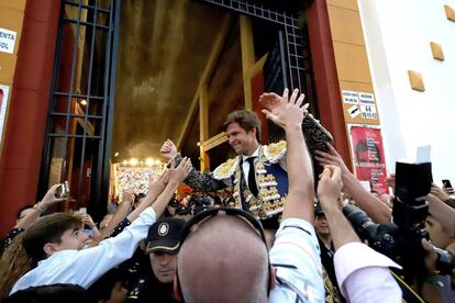 El Juli, a hombros tras cortar dos orejas en la feria de Algeciras.