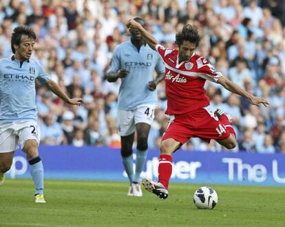 Granero golpea el balón durante el partido contra el Manchester City