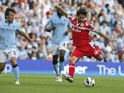 Granero golpea el balón durante el partido contra el Manchester City 
 