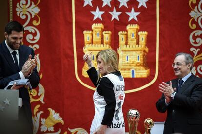 La presidenta de la Comunidad de Madrid, Cristina Cifuentes, posa con con la camiseta del Real Madrid de baloncesto junto al presidente del club, Florentino Pérez, y el pívot y capitán Felipe Reyes.