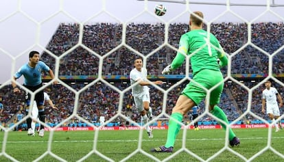 Suárez marca de cabeza el primer gol de Uruguay