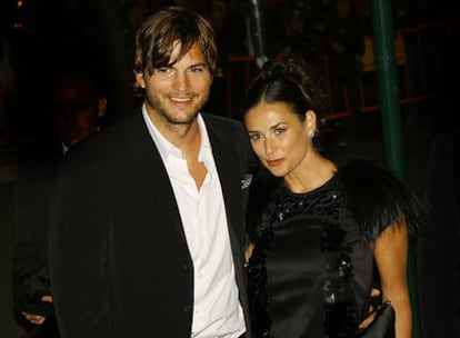 Ashton Kutcher y Demi Moore. A la derecha, la foto de Twitter.