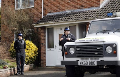 Polic&iacute;a en la puerta de la casa del exagente ruso Sergei Skripal, este martes