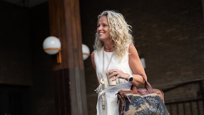 La portavoz del PSOE, Montse Mínguez, llega a la reunión de la Comisión Ejecutiva Federal en la sede de Ferraz, en Madrid.