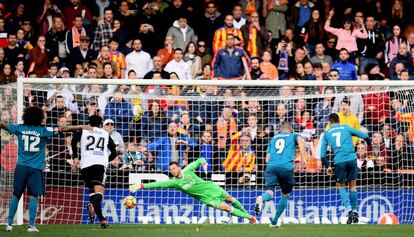 Ronaldo marca el segundo gol del equipo blanco.