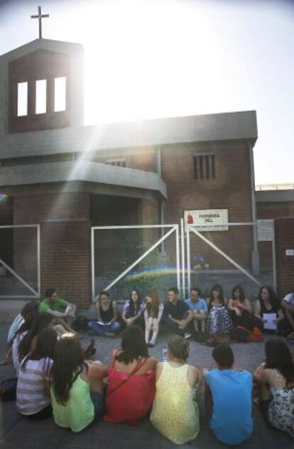 Los miembros de la pastoral juvenil del Espíritu Santo de Mairena, a las puertas de la iglesia.