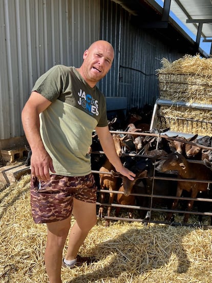 Pedro Giner con sus cabras. J.C. CAPEL