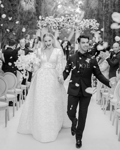 Sophie Turner y Joe Jonas durante su boda, en una imagen compartida en las redes sociales de la actriz.