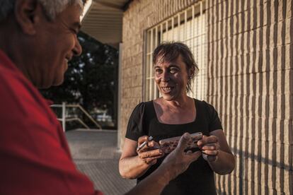 Mohammed y Leonor charlan animadamente en un momento de descanso en las actividades diarias en la casa compartida de la parroquia.