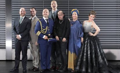 Sonrisas forzadas y falsa armonía en la foto de familia de los protagonistas de 'Agrippina'.