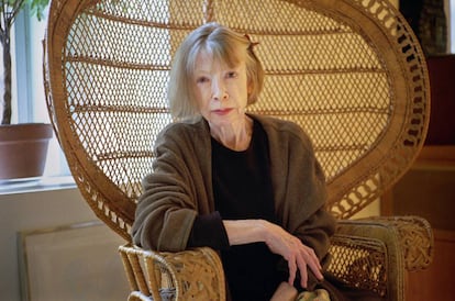 Joan Didion, retratada en su apartamento de Nueva York en 2003.