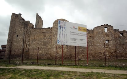 Castillo en ruinas de Torrejón de Velasco, fundado en el siglo XV y propiedad del Ayuntamiento desde 2002.
