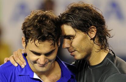 Nadal consuela a Federer tras derrotarle en la final del Abierto de Australia. (1/02/2009)