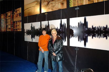 Alejandro Sanz posa junto al diseñador gráfico Jaume de Laiguana durante la presentación de <i>Fotos de ida y vuelta</i>.