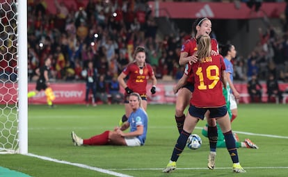 Aitana Bonmatí y Olga Carmona celebran el primer gol.