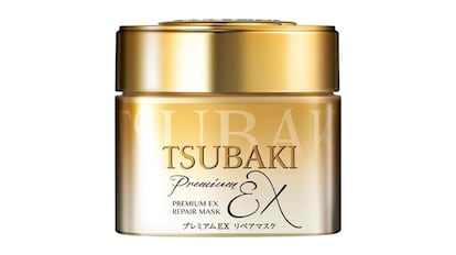 Esta mascarilla reparadora para el pelo contiene aceite de camelia, un aliado de belleza que restaura el pelo quebradizo.