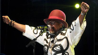 Papa Wemba, canta en un concierto celebrado en Par&iacute;s en 2006. 