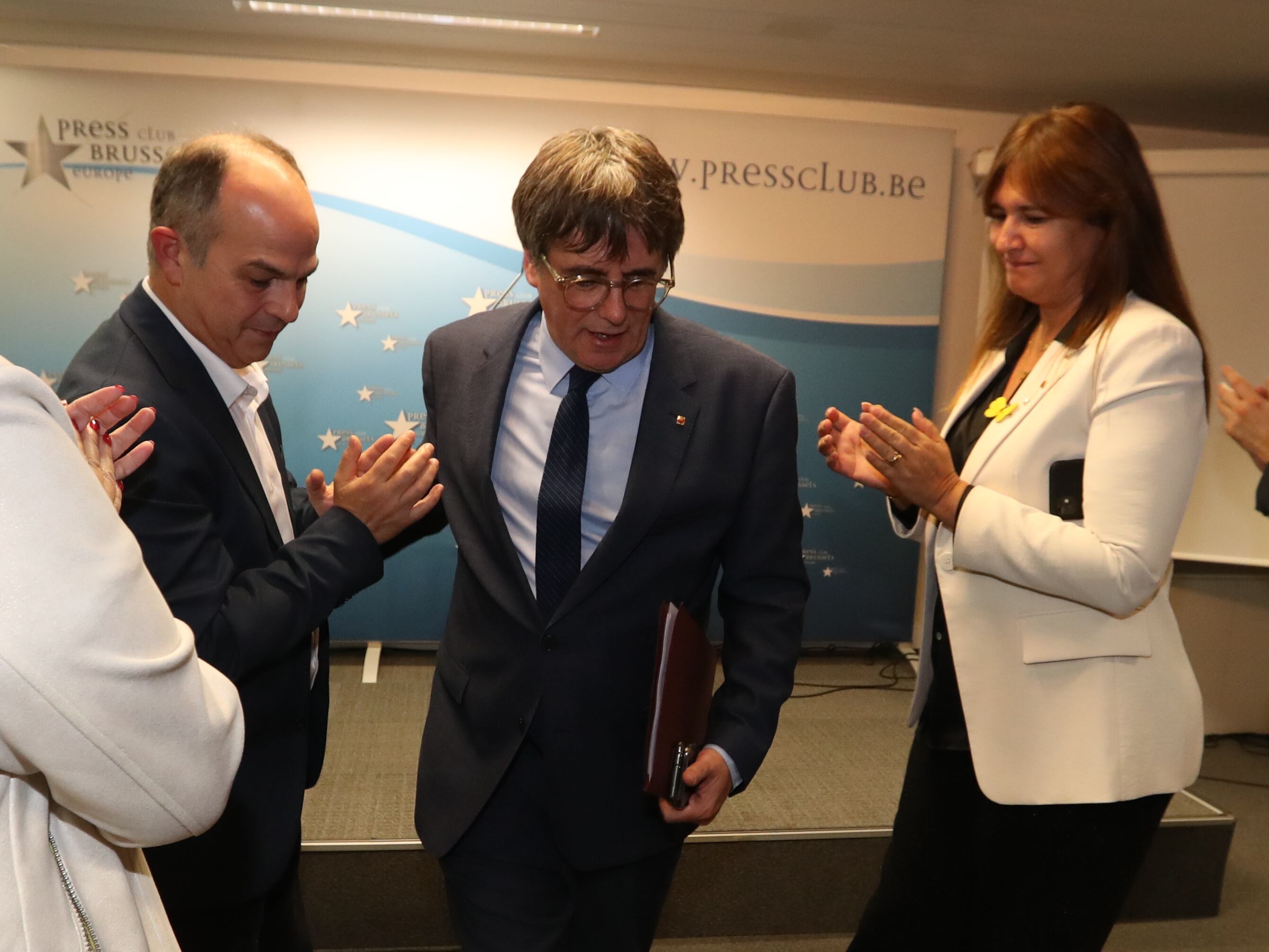 El secretario general de Junts per Catalunya, Jordi Turull, el expresidente de la Generalitat y eurodiputado de Junts, Carles Puigdemont, y la presidenta de Junts, Laura Borràs, el jueves en Bruselas.