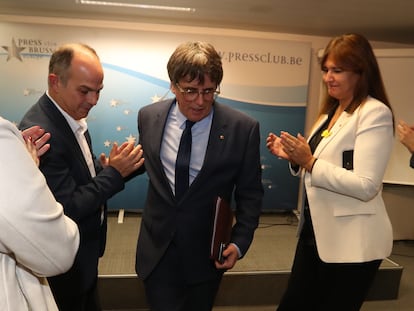 El secretario general de Junts per Catalunya, Jordi Turull, el expresidente de la Generalitat y eurodiputado de Junts, Carles Puigdemont, y la presidenta de Junts, Laura Borràs, a su llegada a una rueda de prensa para explicar los detalles del acuerdo de investidura con el PSOE, en el Parlamento Europeo, el pasado 9 de noviembre, en Bruselas (Bélgica).