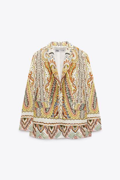 Zara celebra la “vuelta al cole” con un colorista estampado en esta blazer de corte oversize. La compra definitiva con la que teñir de positividad tus looks más sobrios de cara al nuevo curso. 39,95€