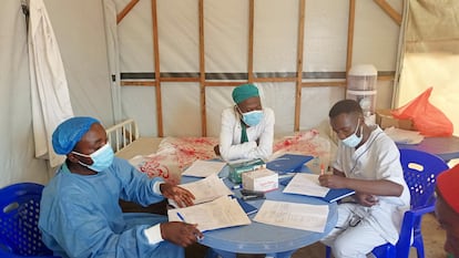 Trabajadores del Hospital General de Referencia de Nyiragongo (Goma, República Democrática del Congo).